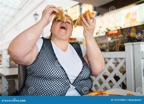 Mujer Gorda Comiendo Pizza, Comida Insalubre Foto de archivo - Imagen ...