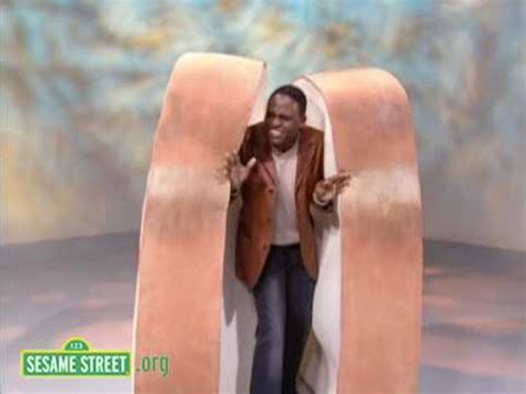 Sesame Street: Wayne Brady Demonstrates Between - YouTube