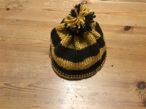 Knit Hat With Pom Pom! : 6 Steps - Instructables