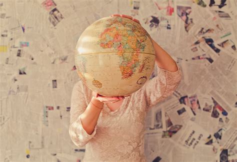 Fotos gratis : mano, viajar, color, niño, rosado, juguete, globo, mapa del mundo, art, cabeza ...