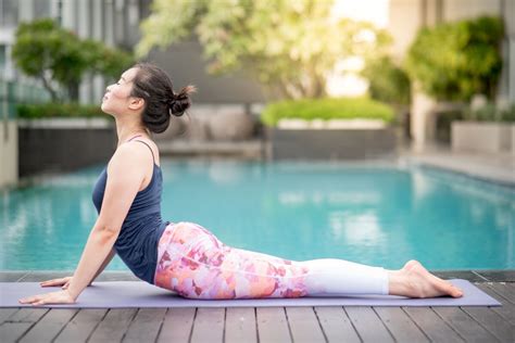 Bhujangasana na elastyczny kręgosłup - jak wykonać Pozycję Kobry