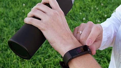 This Smart Fitness Tracker Monitors Steps, Heart Rate, and More