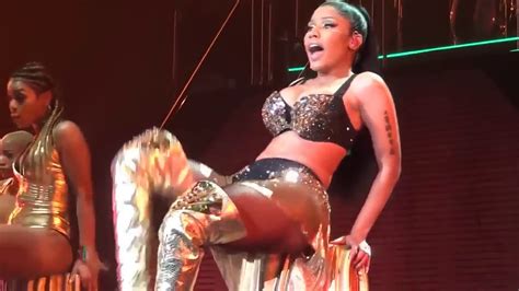 Nicki Minaj LIVE Anaconda 18+ (Maiores de idade) - YouTube