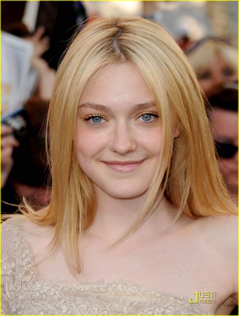 Full Sized Photo of dakota fanning eclipse premiere 24 | Dakota Fanning: Elie Saab Show-Stopper ...