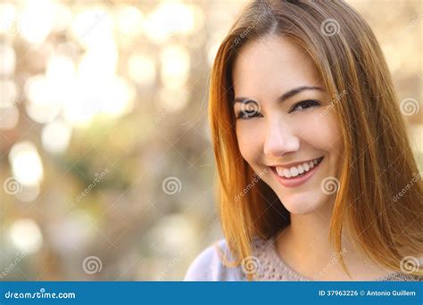 Retrato De Una Mujer Feliz Hermosa Con Una Sonrisa Blanca Perfecta Foto ...