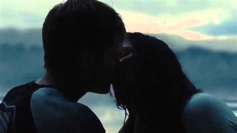 Katniss & Peeta || Kiss in the beach || Catching Fire - YouTube