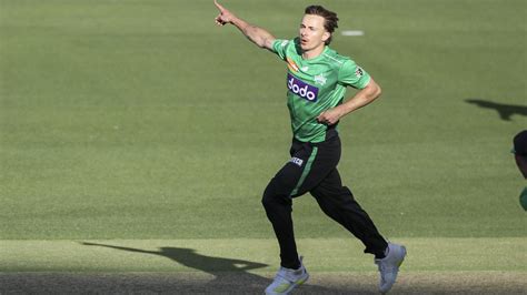 Curran fires as Stars end awful Strikers' BBL season