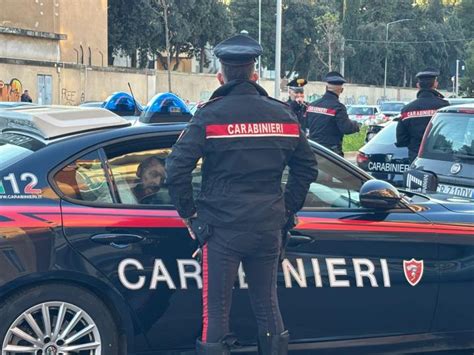 Bari, auto non si ferma all'alt, carabinieri sparano in aria: due