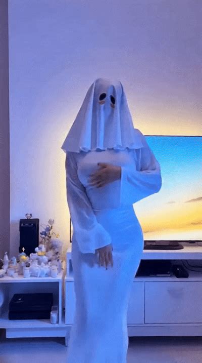 A small village by the river, montanhas ao fundo, flores coloridas