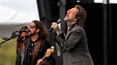 Black Crowes keep it all about the rock during free Packers concert