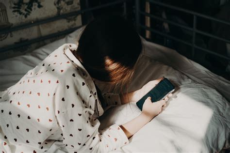 How Parents Can Talk To Teens About AI, Deepfakes And Online Bullying