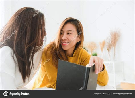 Pasangan Lesbian Muda Asia Yang Cantik Pasangan Lgbt Duduk Tempat