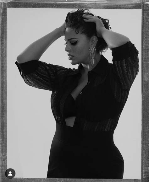 Pin by Anna Lena Wysgol on Style | Plus size posing, Curvy beauty