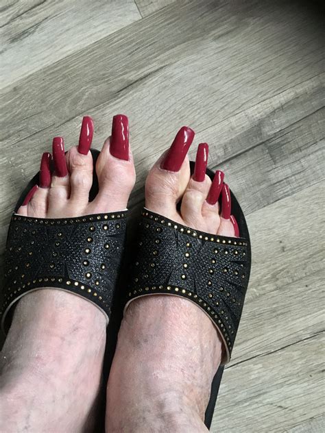 Pin by W Loehnchen on Lange fußnägel | Acrylic toe nails, Long toenails