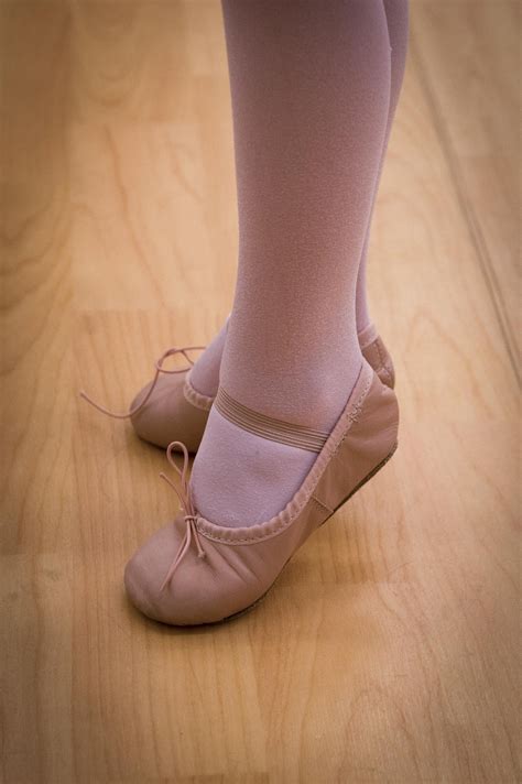 Toddlers' toes point, pose > Moody Air Force Base > Article Display