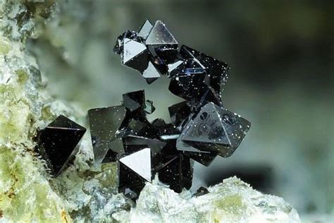 Black crystal | Кристаллы, Минерал, Минералы