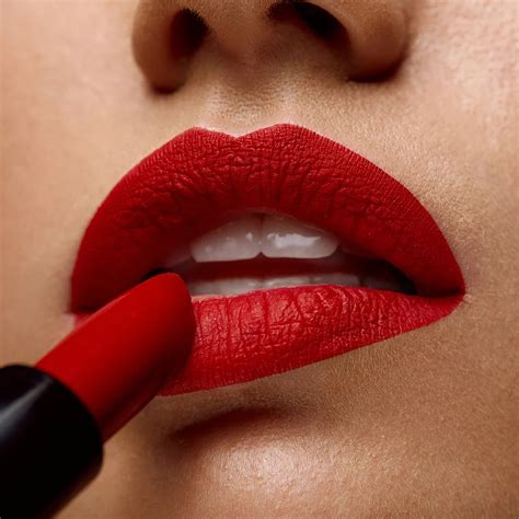 LIPS – Luscious Cosmetics