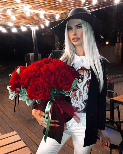БЛОХЕР on Instagram: “Девочки, любите ли вы, когда вам дарят цветы🌸 ...