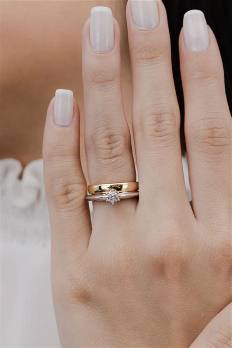 Como É O Anel De Noivado - Arquivos Forever 15 | Alianças de noivado, Anéis de casamento simples ...