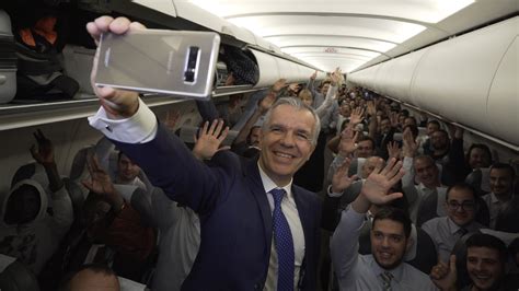 Passageiros de avião ganham celulares em voo na Espanha