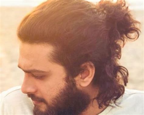 12 Model Potongan Rambut Man Bun yang Stylish