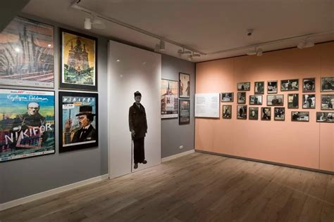 A World-Class Artist With a First-Grader's Artbox - 3 Seas Europe