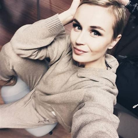 Полина Гагарина вспомнила детство и составила сыну компанию на качелях ...