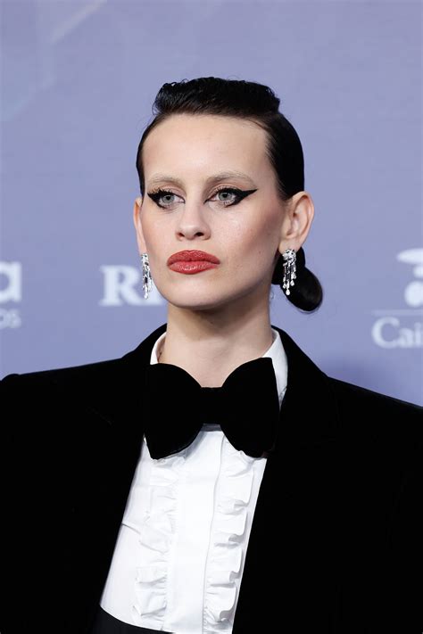 Milena Smit y un esmoquin setentero, o el look definitivo de los Goya