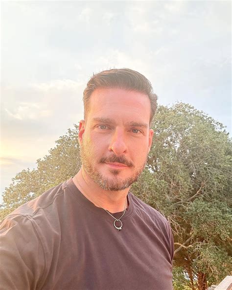 The actor michael kelly has a secret talent for professional golf