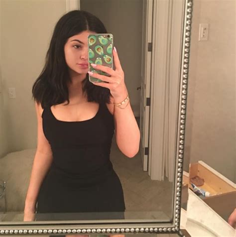 How To Do The "No Makeup" Makeup Look Just Like Kylie Jenner — PHOTOS