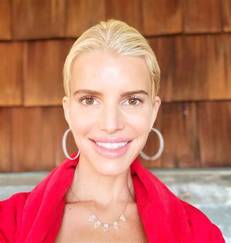 Jessica Simpson goes 'kinda' makeup-free for 43rd birthday selfie