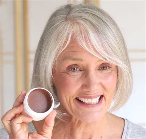 5 Professional Makeup Tips For Older Women Who Use Minimal Makeup