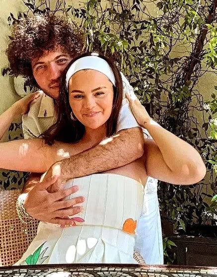 Селена Гомес опубликовала новое романтичное фото с бойфрендом Бенни Бланко