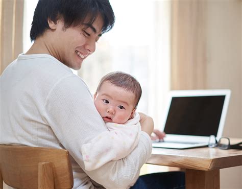 paternity leave helps dads adapt  fatherhood