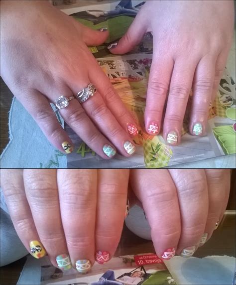 GleeTree92: HAPPY EASTER!! A sparkly short nail design :)