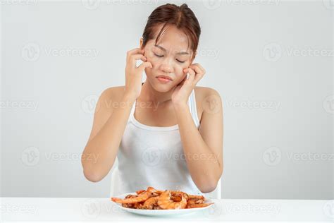 food allergies, women have reactions itching and redness after eating