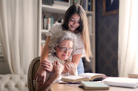 Foto De Mujer Abrazando A Su Abuela · Fotos de stock gratuitas