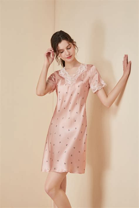 Fabric:22 Momme Charmeuse Silk, Glossy, Smooth, Soft Size:Regular Fit ...