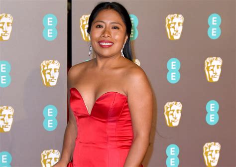 Yalitza Aparicio impactó con escote profundo de encaje al animar los