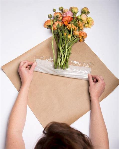 упаковка цветов в крафт бумагу | How to wrap flowers, Flower ...