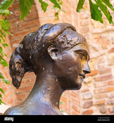 bronze statue of Juliet in the courtyard of House of Giulietta ...