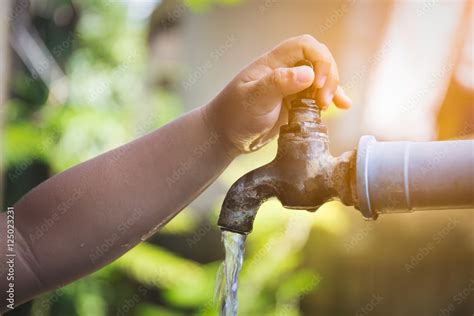 how to open a water valve