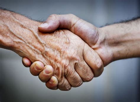 Cómo dar el pésame: las frases más recomendables en caso de