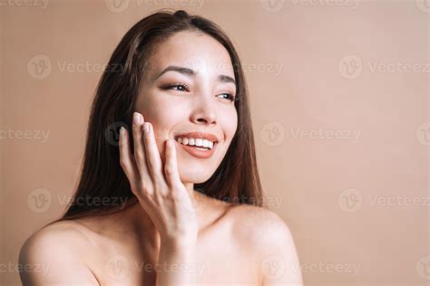 Beauty nude portrait of happy young beautiful asian woman with healthy