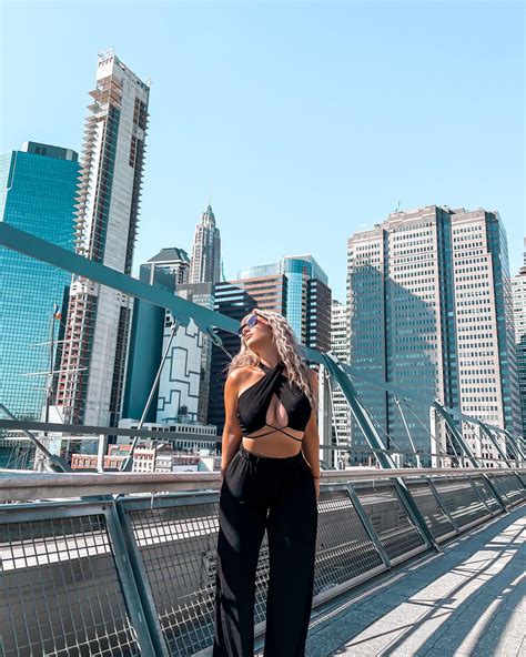 Ashley Reynolds | I MISS FEELIN LIKE A MATERIAL GWORLLLLL IN NYCCC 👛😩💎🕶