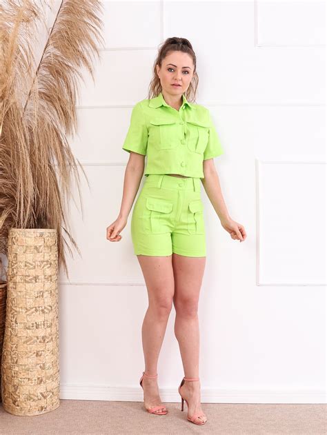 Blakze Moda Conjunto Cropped com manga abertura botoes e shorts cos ...