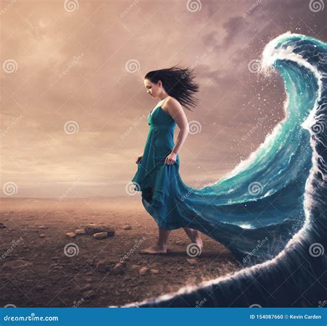 Frau und Welle stockfoto. Bild von nave, blau, anstrich - 154087660