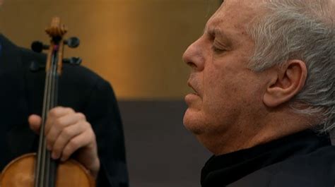 Daniel Barenboim plays and conducts Beethoven's Piano Concerto No. 3 ...