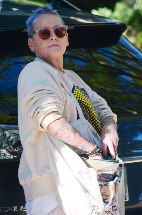 LORI PETTY Out and About in Venice 01/10/2022 – HawtCelebs