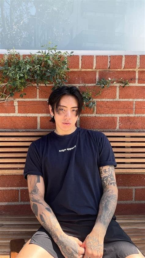 potret dpr ian rapper korea pakai kaus brand lokal ratusan ribu